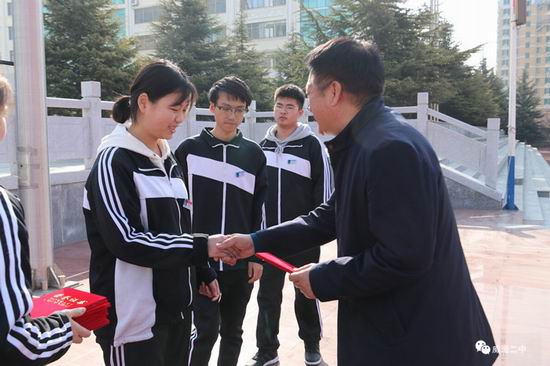 扬帆起航,逐梦新程——威海二中举行新学期升旗仪式